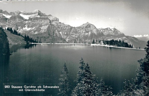 Stausee Garichte oberhalb Schwanden mit Glärnischkette Vorderseite