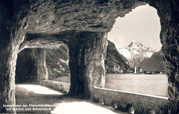 Axenstrasse am Vierwaldstättersee mit Flüelen und Bristenstock Vorderseite