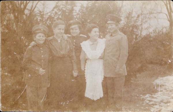 Gruppenbild mit Uniformierten