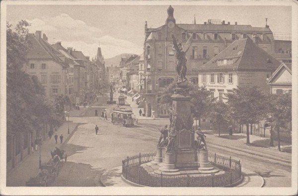 Freiburg, Kaiserstrasse mirt Siegersdenkmal Vorderseite