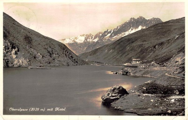 Oberalpsee mit Hotel Vorderseite