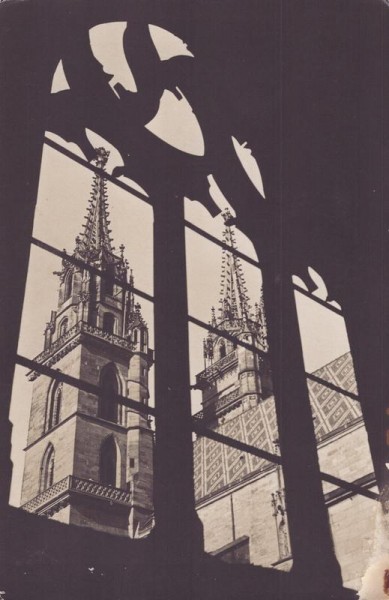 Basel. Blick vom Kreuzgang auf die Münstertürme Vorderseite