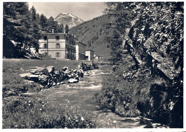 Posthotel La Rösa mit Poschiavo und Piz Campascio Vorderseite