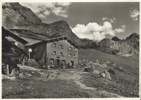 Berghaus Sulzfluh Partnun bei St Antönien gegen Plasseggenpass Vorderseite