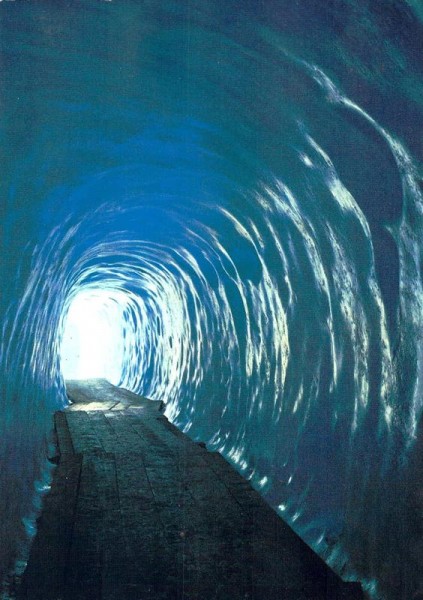 Eisgrotte im Rhonegletscher am Furkapas Vorderseite