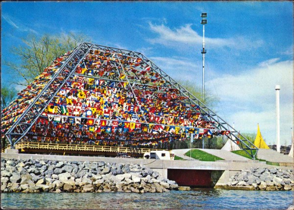 Exposition Nationale Lausanne - 30avril - 25octobre 1964 (La pyramide des drapeaux)