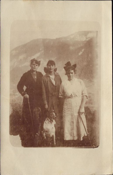 Frauen mit Hund und Stock