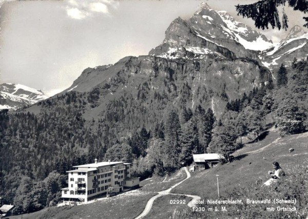 Hotel Niederschlacht, Braunwald (Schweiz) mit Ortstock Vorderseite