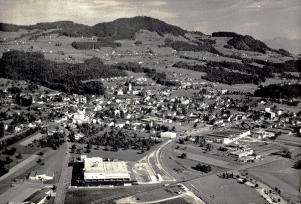 Hinwil ZH - Flugaufnahmen Vorderseite