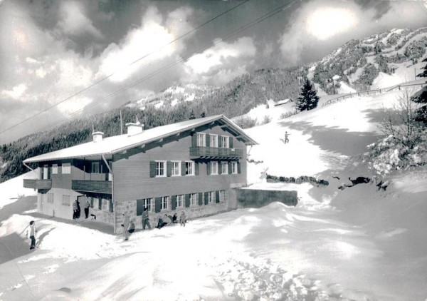 Ferienhaus des Schweiz. Bau- u. Holzarbeiterverbandes Sekt. Zürcher Oberland, Wetzikon, in der Mullern- Mollis  Vorderseite