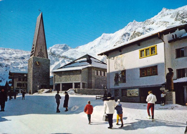 Saas-Fee (1800m) Kirche und Dorfplatz
