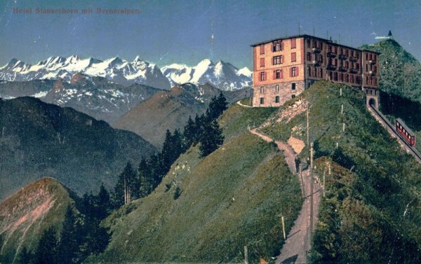 Hotel Stanserhorn mit Berneralpen Vorderseite