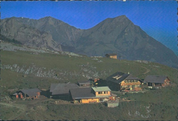 Ober-Bundalphütten am Hohtürlipass, im Kiental mit Blick auf Niesen Vorderseite