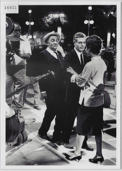 Federico Fellini dirigeant une scene du film 8 1/2 avec Marcello Mastroianni et Anouk Aimee