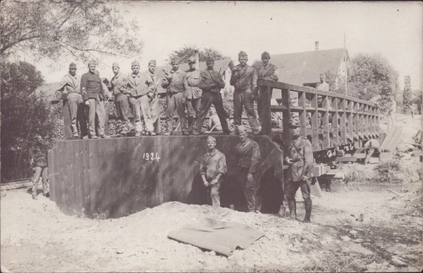 Soldaten bauen Brücke