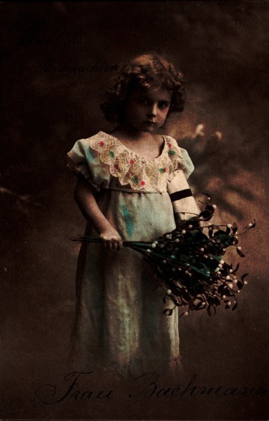 Kind mit Geschenk und Blumenstrauss