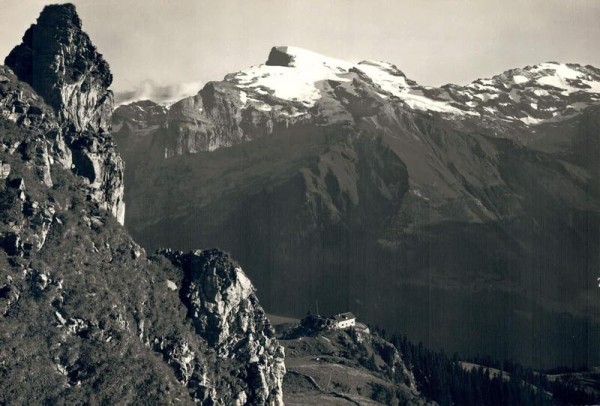 Brunnihütte mit Titlis Vorderseite