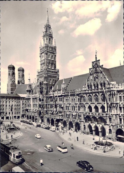 München - Rathaus am Marktplatz mit Dom Vorderseite