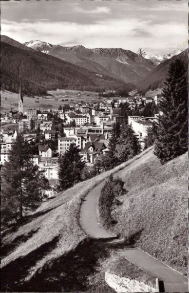 Davos (1560 m). Blick von der Höhenpromenade gegen Tinzenhorn und Piz Michel