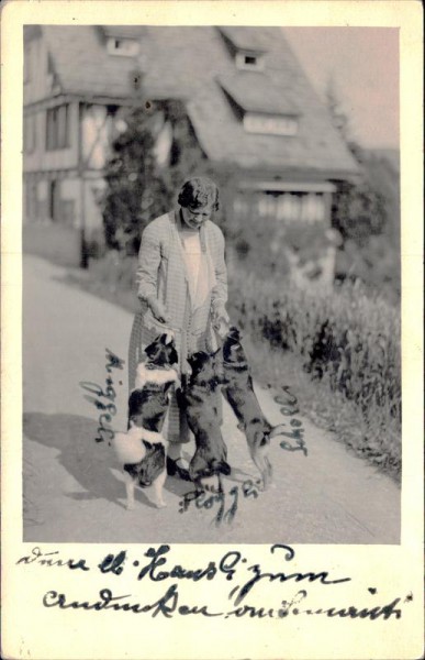 Frau mit Hunden Vorderseite