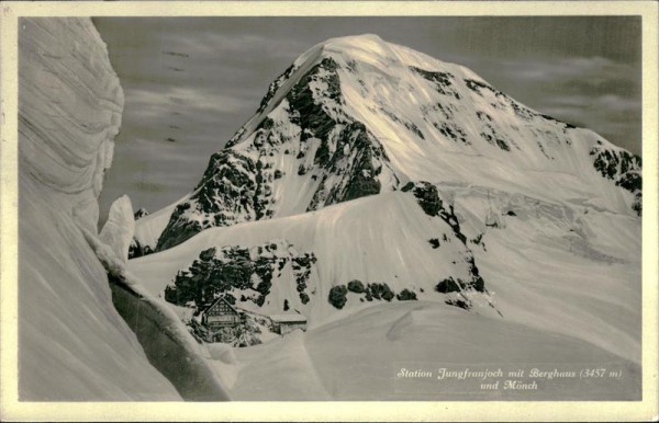 Station Jungfraujoch mit Berghaus und Mönch Vorderseite