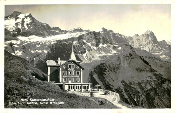 Hotel Klausenpasshöhe mit Scheerhorn, Ruchen und Gross Windgällen Vorderseite