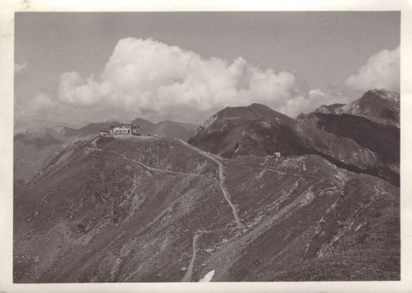 Hörnli-Hütte (Arosa, 2513 m) des S.C.A.mit Plattenhorn u. Weisshorn. 1941