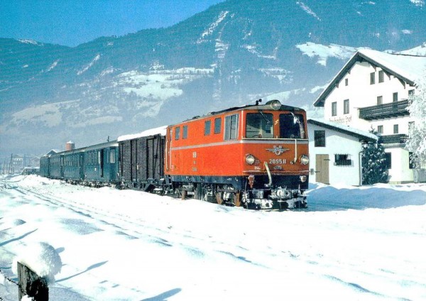 Zugn im Bhf. Uttendorf - Stubachthal Vorderseite