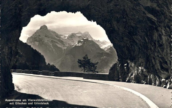 Axenstrasse am Vierwaldstättersee mit Glischen und Urirotstock Vorderseite