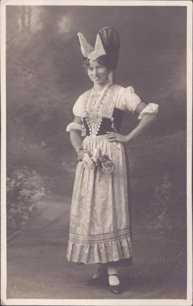 Trachtenfrau, Photo Jullien, Genève Vorderseite