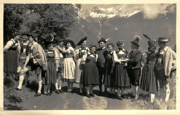 Klingenschmidbühne Innsbruck, Gruppe "Nationalgesang und Tanz" Vorderseite