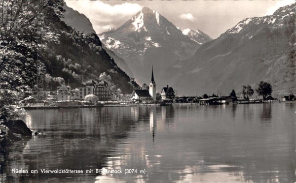 Flüelen am Vierwaldstättersee mit Bristenstock Vorderseite