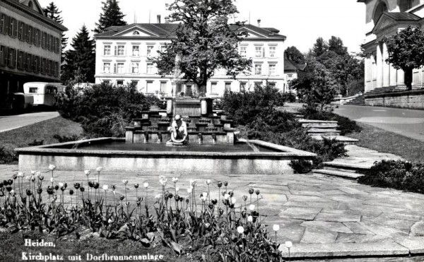 Heiden, Kirchplatz mit Dorfbrunnenanlage Vorderseite