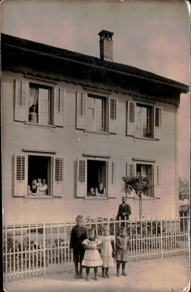 unbekanntes Haus mit Kindern Vorderseite