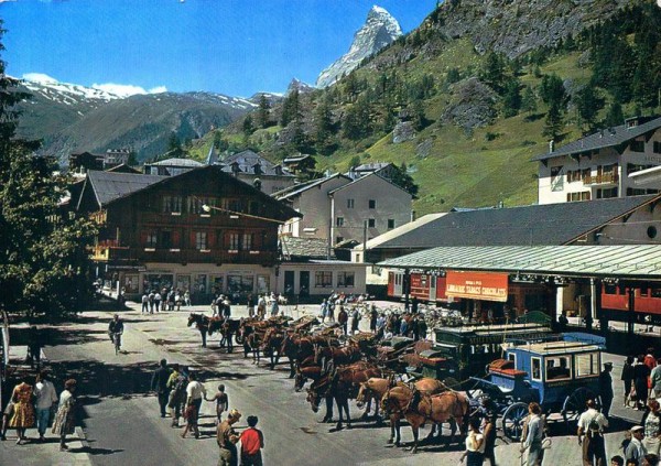 Zermatt, Bahnhofplatz mit Matterhorn Vorderseite