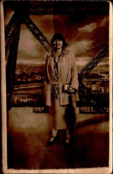 Frau beim Eiffelturm Vorderseite